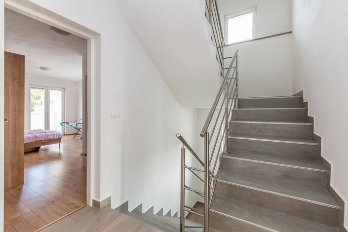 Image No.20-6 Bed Property for sale