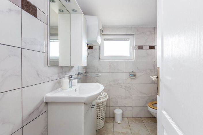 Image No.21-6 Bed Property for sale