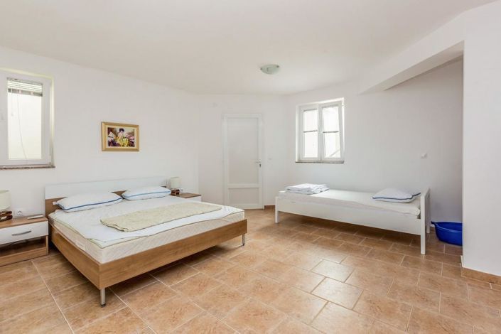 Image No.25-6 Bed Property for sale