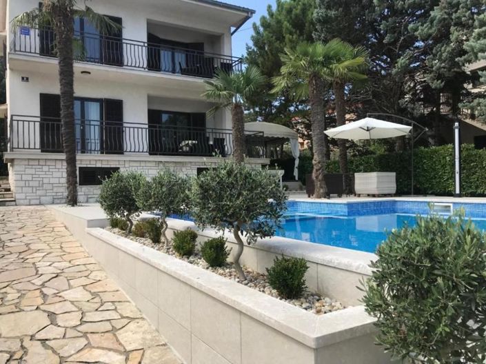 Image No.1-4 Bed Property for sale