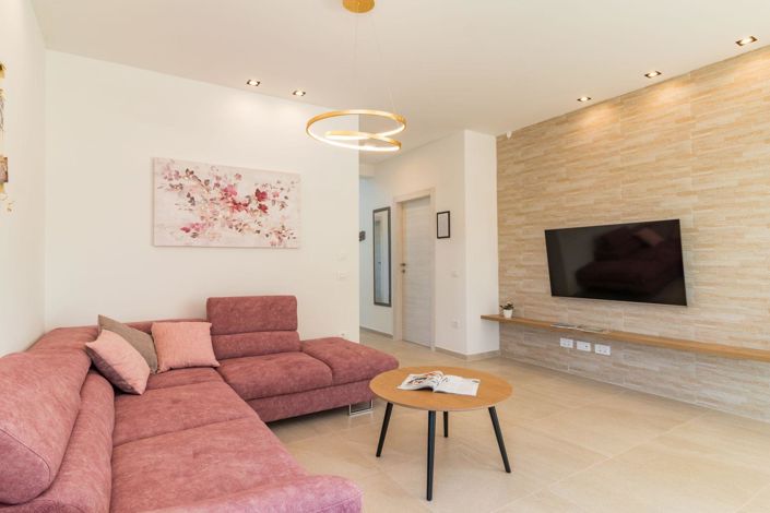 Image No.10-9 Bed Property for sale