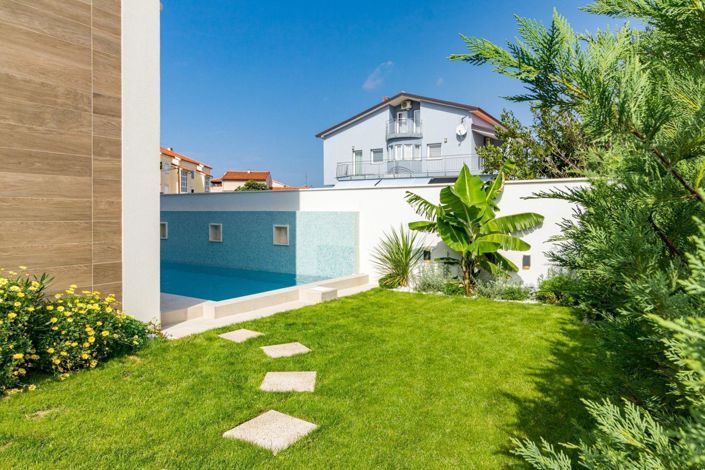 Image No.17-9 Bed Property for sale