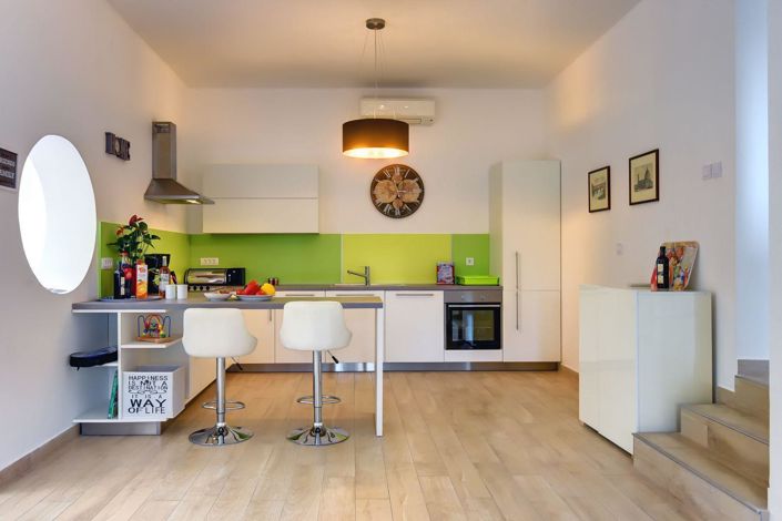 Image No.8-9 Bed Property for sale