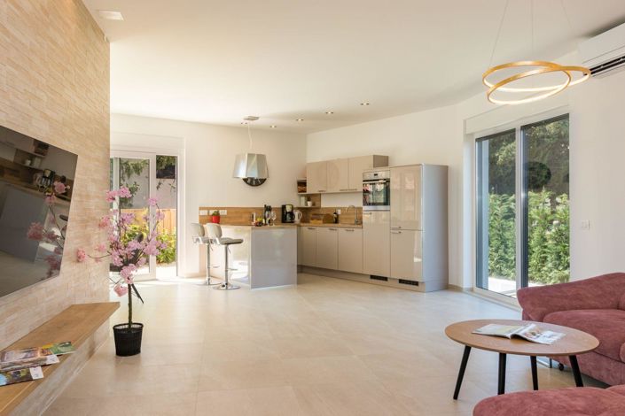 Image No.9-9 Bed Property for sale