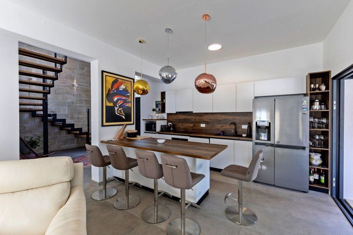 Image No.10-4 Bed Property for sale