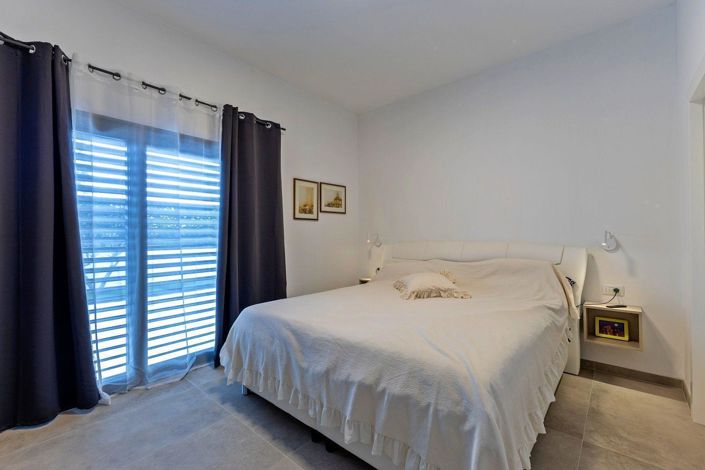 Image No.12-4 Bed Property for sale