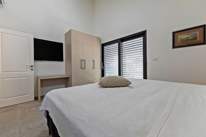 Image No.14-4 Bed Property for sale