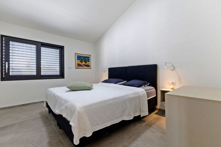 Image No.15-4 Bed Property for sale