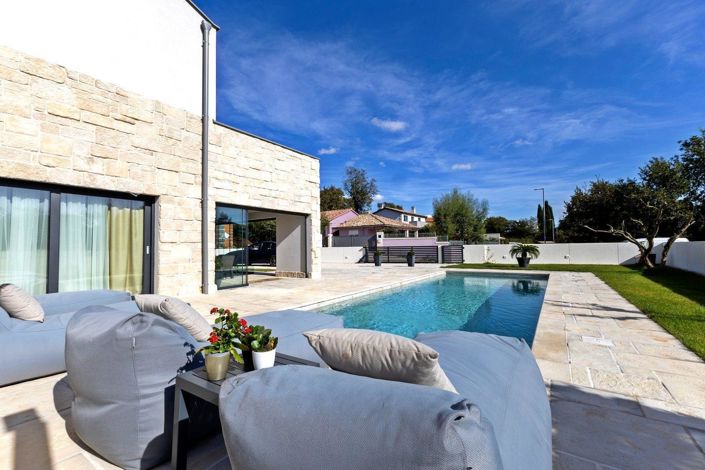 Image No.4-4 Bed Property for sale