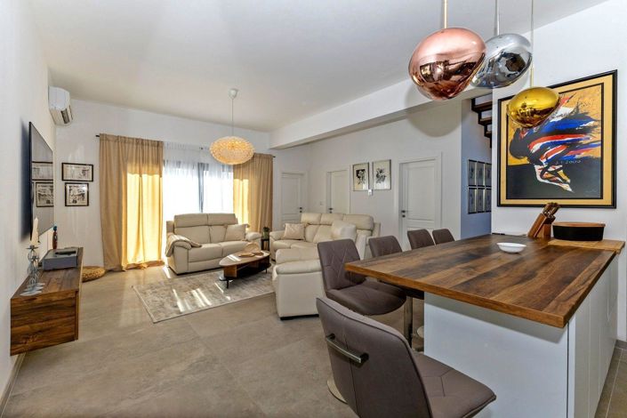 Image No.8-4 Bed Property for sale