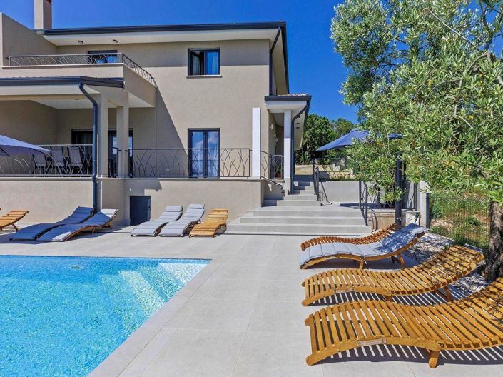 Image No.10-Propriété de 9 chambres à vendre à Brtonigla