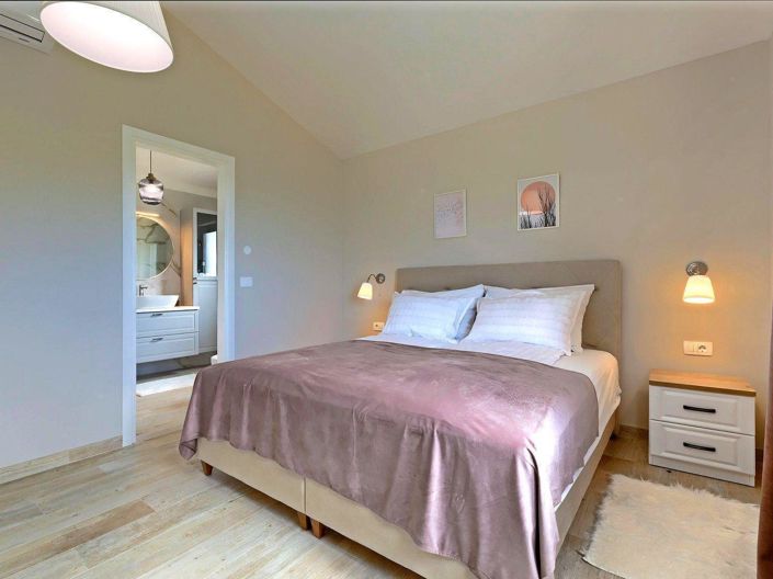 Image No.25-9 Bed Property for sale