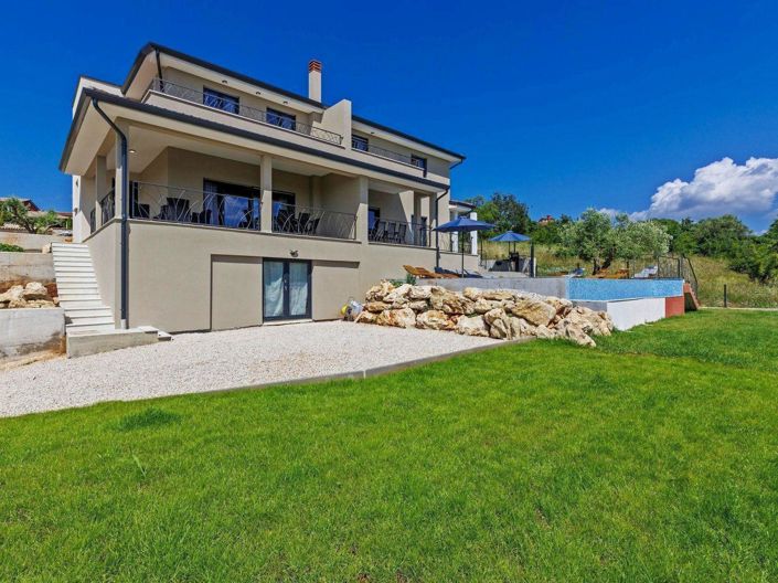 Image No.8-Propriété de 9 chambres à vendre à Brtonigla