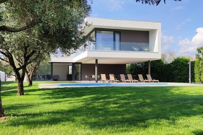 Image No.1-4 Bed Property for sale