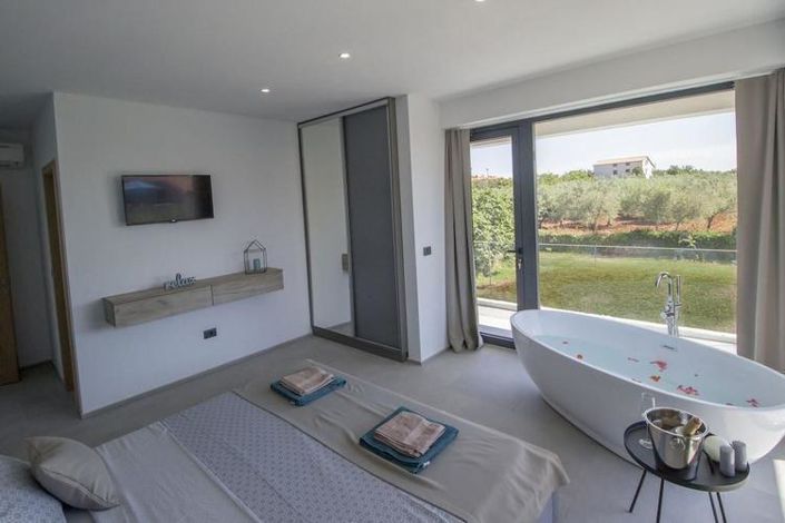 Image No.14-4 Bed Property for sale