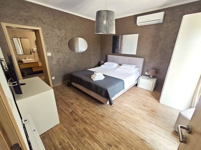 Image No.24-4 Bed Property for sale