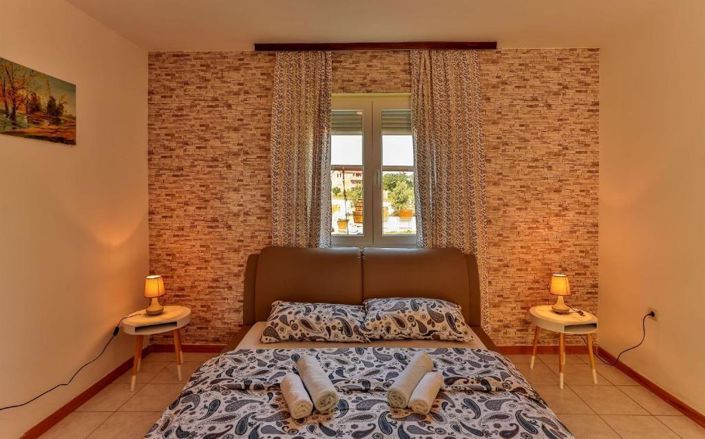 Image No.12-6 Bed Property for sale