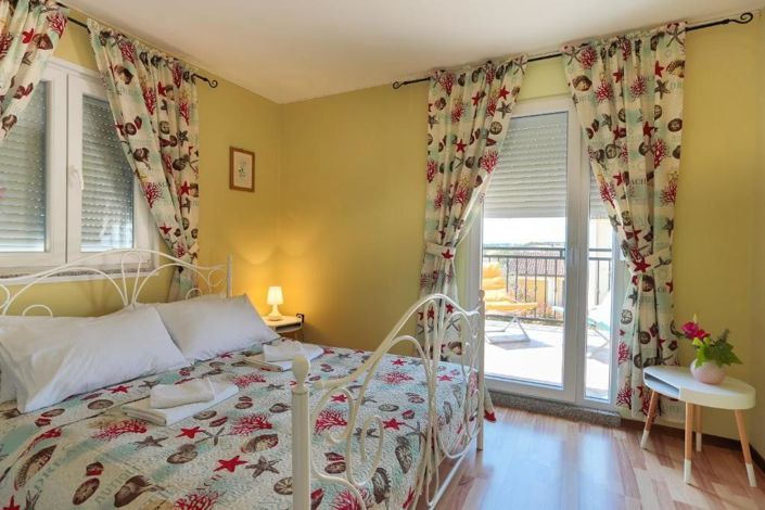 Image No.14-6 Bed Property for sale