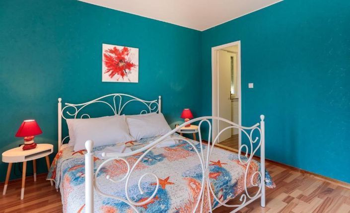 Image No.17-6 Bed Property for sale