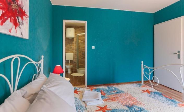 Image No.18-6 Bed Property for sale