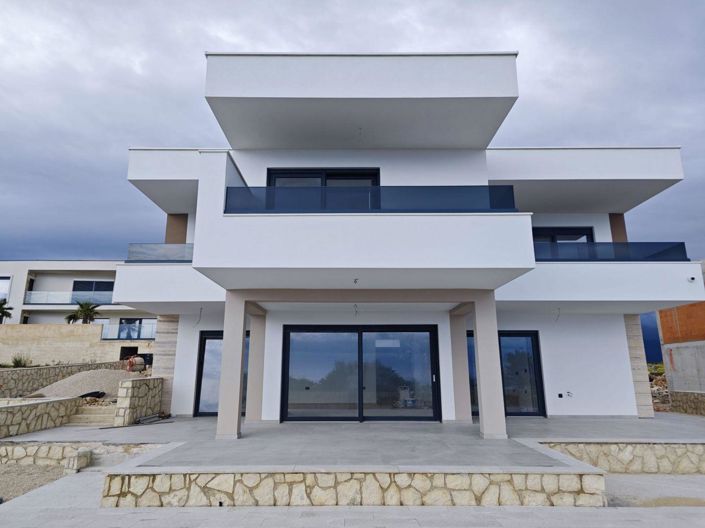 Image No.1-4 Bed Property for sale