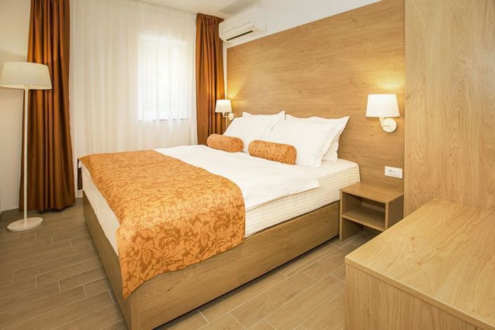 Image No.18-9 Bed Property for sale