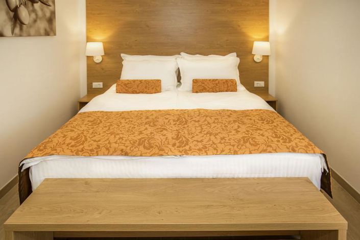 Image No.22-9 Bed Property for sale