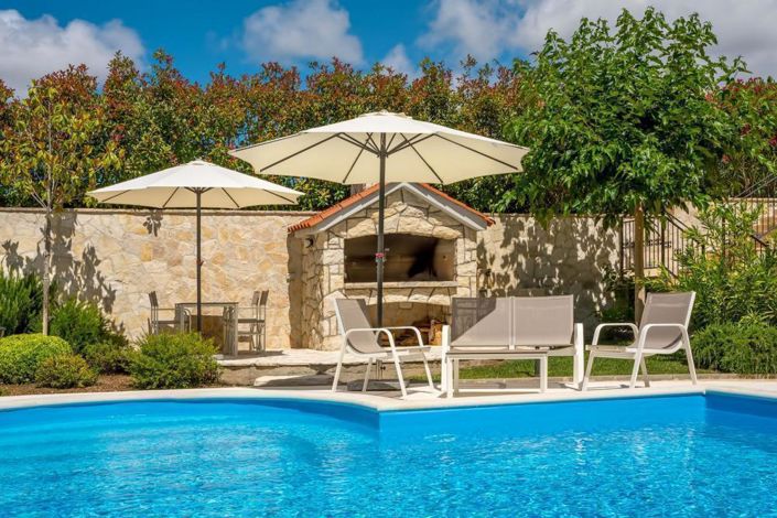 Image No.5-9 Bed Property for sale