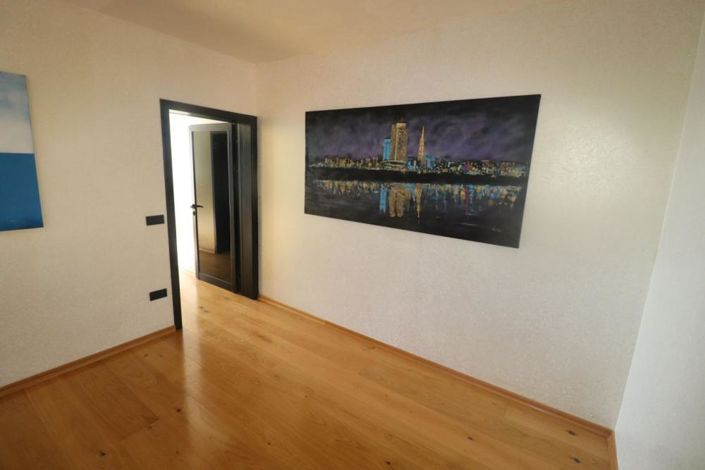 Image No.19-4 Bed Property for sale