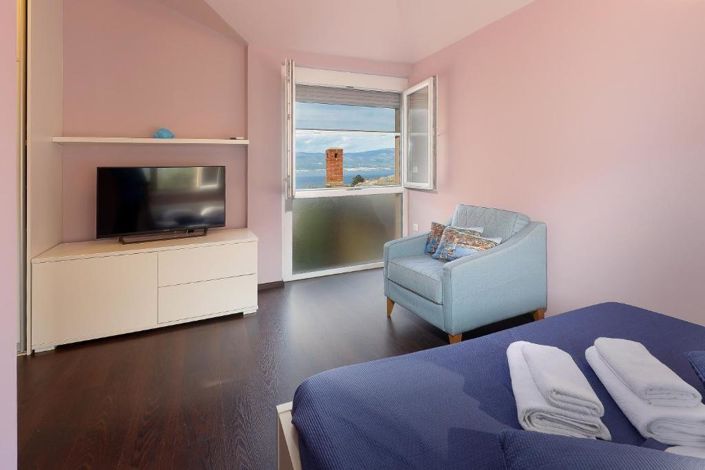 Image No.24-9 Bed Property for sale