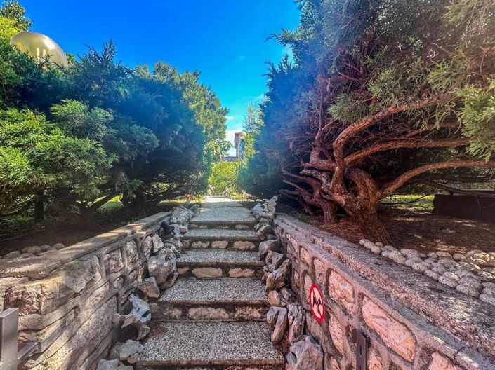 Image No.10-7 Bed Property for sale