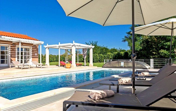 Image No.10-5 Bed Property for sale