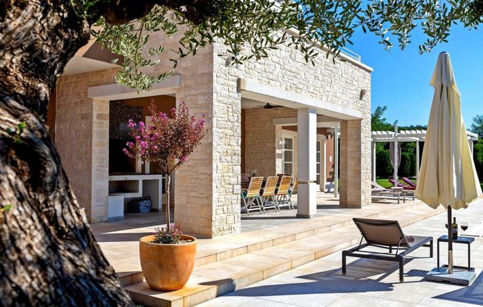 Image No.14-5 Bed Property for sale