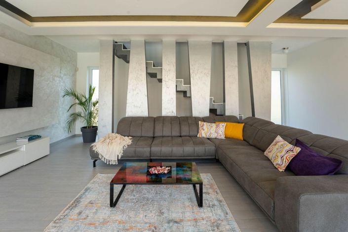 Image No.20-5 Bed Property for sale