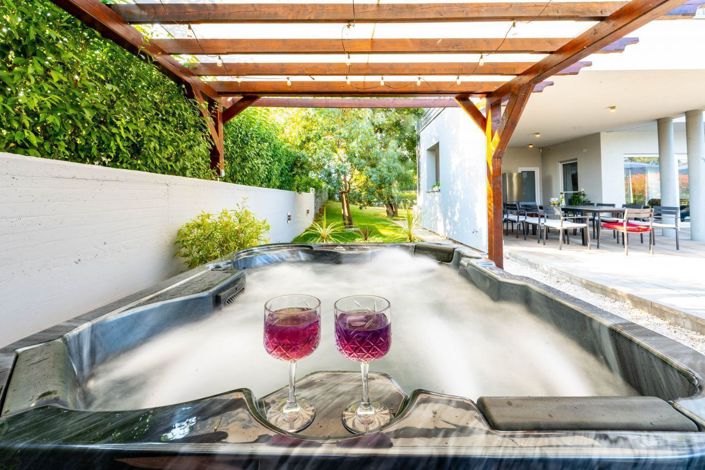 Image No.9-5 Bed Property for sale