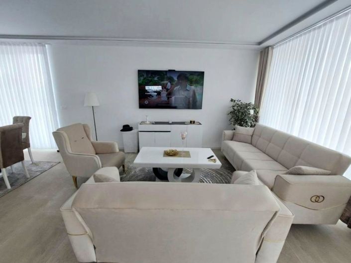 Image No.12-6 Bed Property for sale