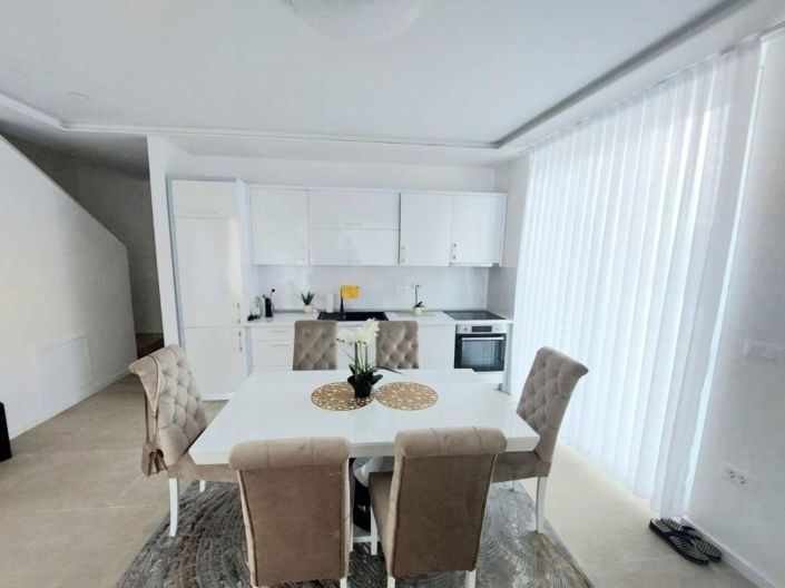 Image No.14-6 Bed Property for sale