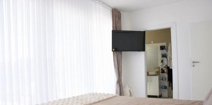 Image No.18-6 Bed Property for sale