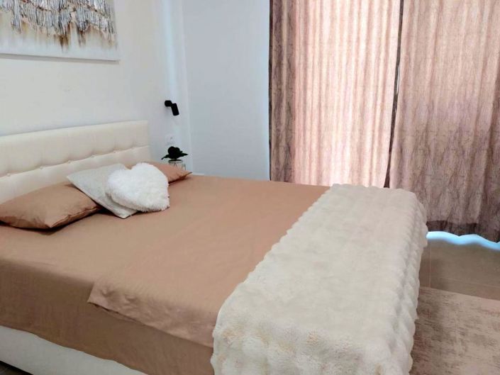 Image No.24-6 Bed Property for sale