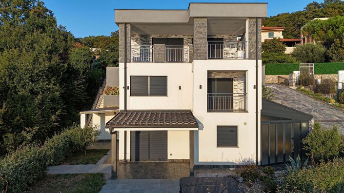 Image No.1-5 Bed Property for sale