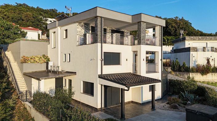 Image No.6-5 Bed Property for sale