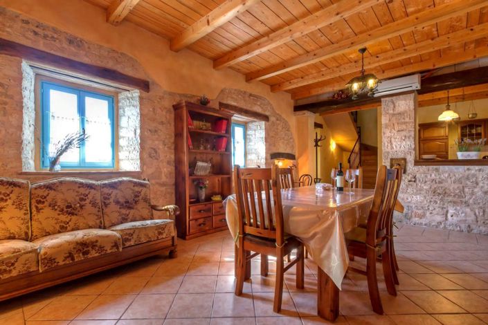 Image No.14-5 Bed Property for sale