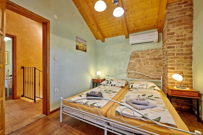 Image No.18-5 Bed Property for sale