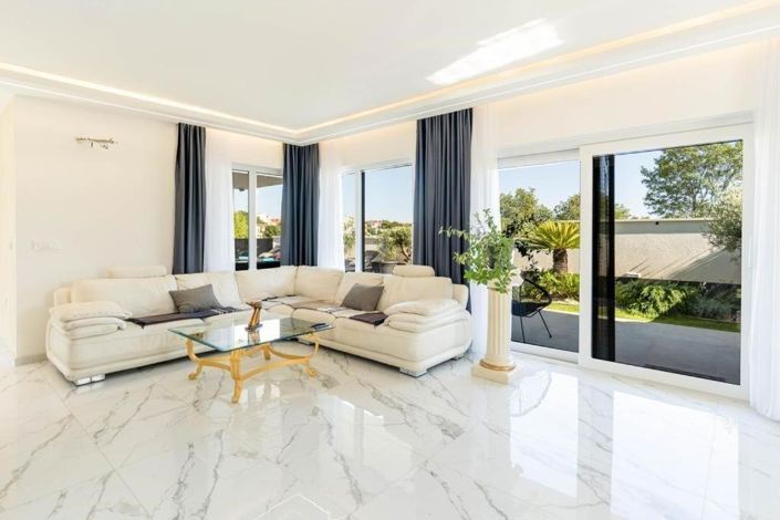 Image No.12-3 Bed Property for sale