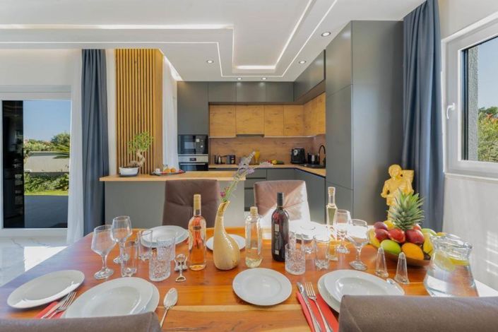 Image No.17-3 Bed Property for sale