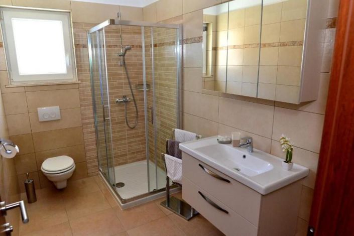 Image No.5-9 Bed Property for sale