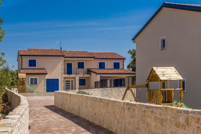 Image No.1-5 Bed Property for sale