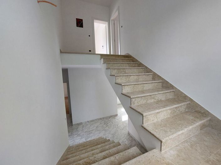 Image No.10-3 Bed Property for sale