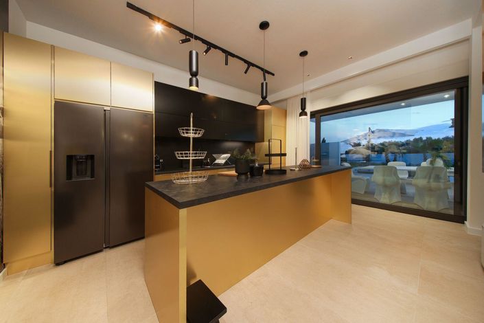 Image No.16-4 Bed Property for sale