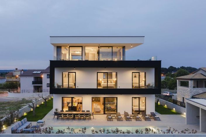 Image No.1-7 Bed Property for sale